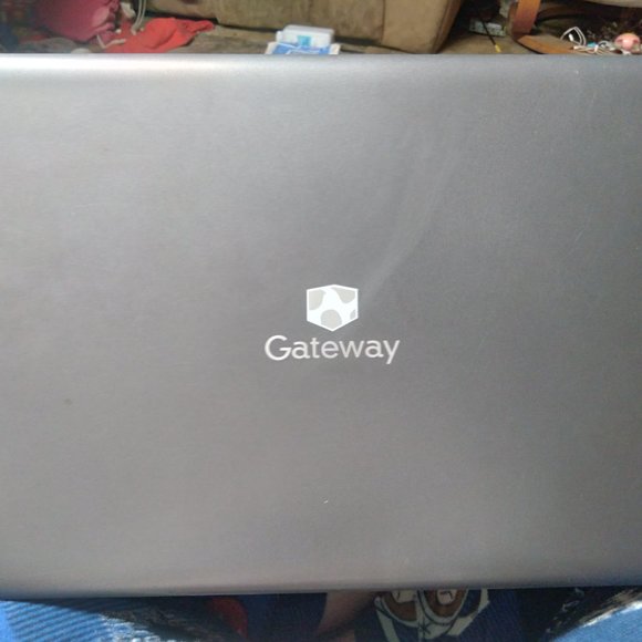 Gateway Windows 11th Gen laptop w/ carrying case and wireless mouse - Picture 3 of 6